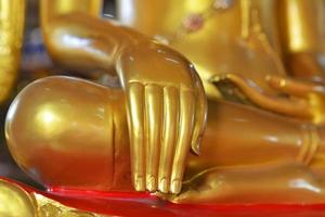 de heilig hand- van gouden Boeddha beeld foto