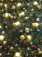 Kerstmis boom met licht bollen achtergrond foto