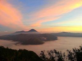 panoramisch visie van monteren bromo landschap en haar omgeving foto