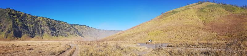 panoramisch visie van monteren bromo landschap en haar omgeving foto