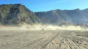 panoramisch visie van monteren bromo landschap en haar omgeving foto