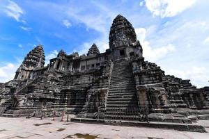 Angkor wat is een tempel complex in Cambodja en de grootste religieus monument in de wereld foto