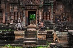 banteay srei is gebouwd grotendeels van rood zandsteen en is een 10e eeuw Cambodjaans tempel toegewijd naar de Hindoe god shiva, siem oogsten, Cambodja foto