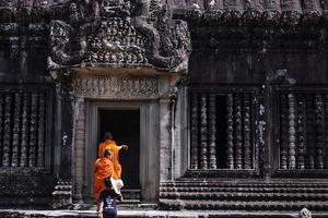 siem oogsten, Cambodja. aug 04, 2017. boeddhistisch monnik in roodachtig geel Jurken in een van de beroemd tempels van Angkor wat, siem oogsten, Cambodja foto