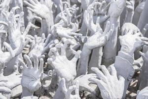 handen van hel in de wit tempel, Chiang rai, Thailand. foto
