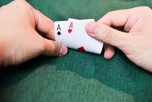 poker kaarten Aan handen foto