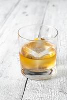 glas whisky met ijsblokje foto