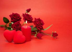 kaars, hart en mooi rozen voor de vakantie. feestelijk concept voor Valentijnsdag dag, moeder dag of verjaardag foto