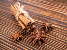 traditioneel Kerstmis specerijen. ster anijs, kaneel stokjes gebonden met touw Aan houten achtergrond. geselecteerd scherpte foto