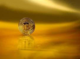 bitcoin goud munt. cryptogeld virtueel geld btc. blockchain technologie, bitcoin mijnbouw concept. voorraad markt concept foto