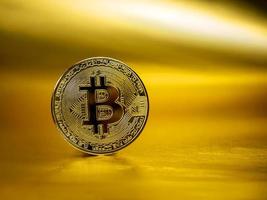 bitcoin goud munt. cryptogeld virtueel geld btc. blockchain technologie, bitcoin mijnbouw concept. voorraad markt concept foto