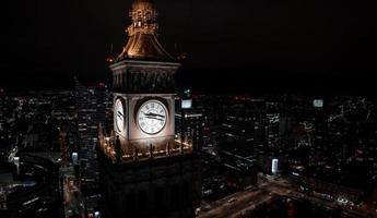 antenne nacht visie van de paleis van cultuur en wetenschap foto