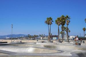 leeg skateboard park en palm bomen Bij Venetië strand Aan zonnig dag foto