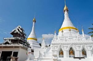 wit pagode architectuur van noordelijk Thailand. foto