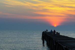 vissteiger bij zonsopgang foto