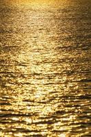 water oppervlakte goud foto