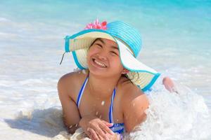 gelukkig meisje Aan de strand Bij Thailand foto