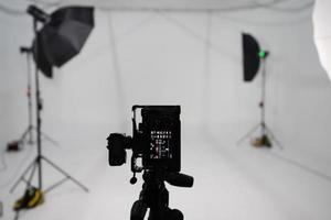 een leeg foto studio met wit cyclorama. monoblokken met knippert gebruik makend van softboxen van verschillend vormen. fotografisch fotografie studio ruimte met wit cyclorama