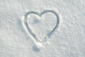 hart symbool getrokken Aan de sneeuw, Aan een zonnig winter dag. romantiek. Valentijnsdag dag. kopiëren ruimte. foto