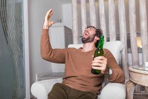 Gaan, team, Gaan de waar ventilator nooit mist een spel. sport, geluk en mensen concept - glimlachen Mens aan het kijken sport- Aan TV en ondersteunen team Bij huis. Gaan, team, Gaan foto