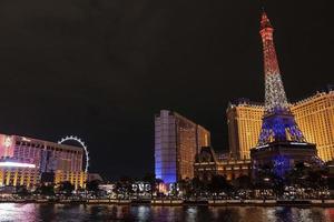 verlichte replica van eiffel toren Bij promenade met lucht in achtergrond Bij nacht foto