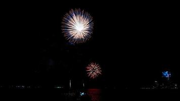vuurwerk over- de zee Bij nacht foto