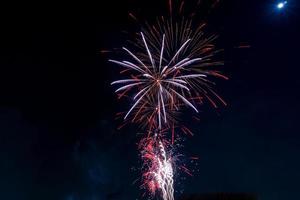 vuurwerk Aan de rivier- Bij nacht foto