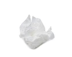 single geschroefd of verfrommeld zakdoek papier of servet Leuk vinden bal vorm na gebruik geïsoleerd Aan wit achtergrond met knipsel pad foto
