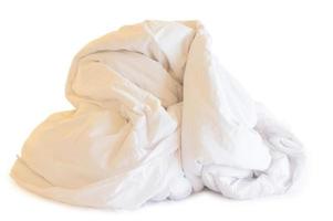 wit deken in hotel kamer gebladerde slordig na van de gast gebruik over- nacht geïsoleerd Aan wit achtergrond met knipsel pad foto