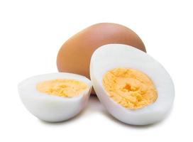 dichtbij omhoog van gekookt kip eieren met geschild helften geïsoleerd Aan wit achtergrond met knipsel pad, selectief focus foto