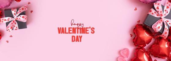 gelukkig valentijnsdag dag tekst Aan groet kaart. banier met geschenk doos met boog en hart vorm baloons Aan roze achtergrond foto