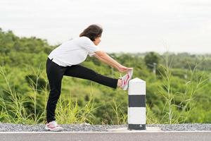 vrouw voorbereidingen treffen voor jogging buitenshuis foto