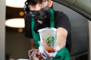 Starbucks arbeiders geven bestellingen Bij de doorrijden. limonade aardbei. saudi Arabië, khobar, 14 oktober 2022. foto