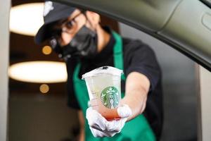 Starbucks arbeiders geven bestellingen Bij de doorrijden. limonade aardbei. saudi Arabië, khobar, 14 oktober 2022. foto