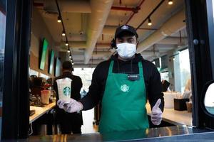 Starbucks arbeiders geven bestellingen Bij de doorrijden. saudi Arabië, khobar foto