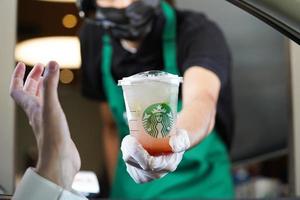 Starbucks arbeiders geven bestellingen Bij de doorrijden. limonade aardbei. saudi Arabië, khobar, 14 oktober 2022. foto