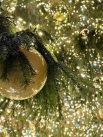 Kerstmis banier met kopiëren ruimte en sparkles voor groet kaart. Spar Afdeling met rood ballen, feestelijk geel lichten en bokeh. perfect inhoud voor reclame spandoeken, geschenk kaart of creatief projecten. foto