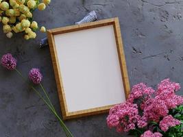 blanco poster kader leunend Aan een Afdeling omringd door bloemen net zo een attribuut voor bespotten omhoog, 3d geven foto