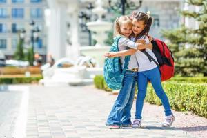 gelukkig kinderen meisjes vriendin schoolmeisje leerling elementair school- foto