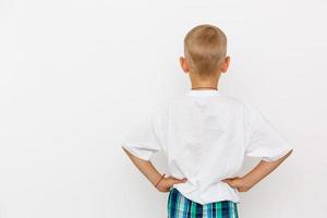 terug wit t-shirt Aan een jongen, geïsoleerd Aan wit achtergrond foto