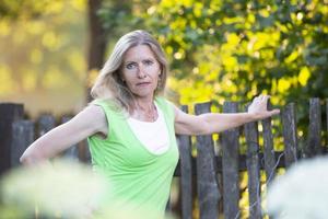 portret van een mooi ouderen blond vrouw buitenshuis. foto