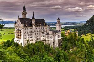 wereld beroemd neuschwanstein kasteel, de negentiende eeuw romaans opwekking paleis gebouwd voor koning ludwig ii Aan een robuust klif in de buurt gedoe, zuidwesten Beieren, Duitsland foto