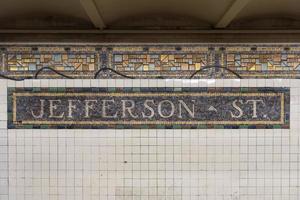 brooklyn, nieuw york - juni 5, 2016 - Jefferson straat metro station langs de l trein in de bushwick Oppervlakte van brooklyn, nieuw york. foto