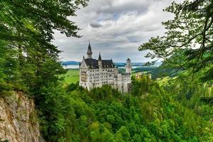 wereld beroemd neuschwanstein kasteel, de negentiende eeuw romaans opwekking paleis gebouwd voor koning ludwig ii Aan een robuust klif in de buurt gedoe, zuidwesten Beieren, Duitsland foto