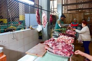 havanna, Cuba - januari 8, 2017 - vlees voor uitverkoop in een straat markt in oud havanna, Cuba. foto