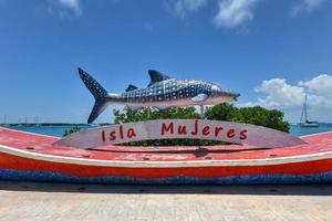 isla mujeres, Mexico - mei 29, 2021 - een isla mujeres teken met walvis haai standbeeld. u kan nemen een tour en zwemmen met de walvis haaien in de zomer, Mexico. foto