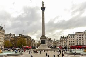 Londen, uk - toeristen in trafalgar plein in Londen. het is een openbaar plein in de stad van Westminster, centraal Londen, gebouwd in de omgeving van de Oppervlakte voorheen bekend net zo charing kruis. foto