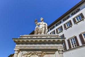 monument naar Giovanni delle bande nee in Florence, in de buurt basiliek di san lorenzo in Florence, Italië. foto