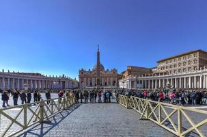 heilige peter's basiliek en plein in voorbereiding voor Pasen viering in de Vaticaan stad. foto