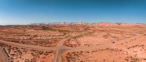 panoramisch beeld van een alleen, schijnbaar eindeloos weg in de woestijn van zuidelijk Arizona. foto